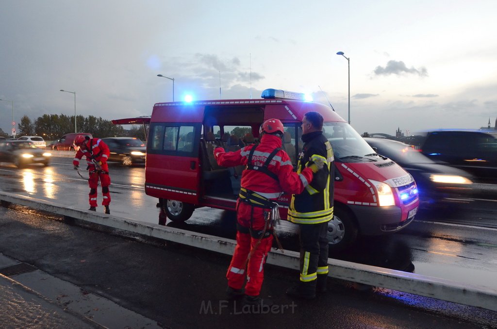 Einsatz BF Hoehenretter Koelner Seilbahn Hoehe Zoobruecke P2259.JPG